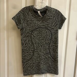 Lululemon Athletica Black and Gray Patterned Top size 8